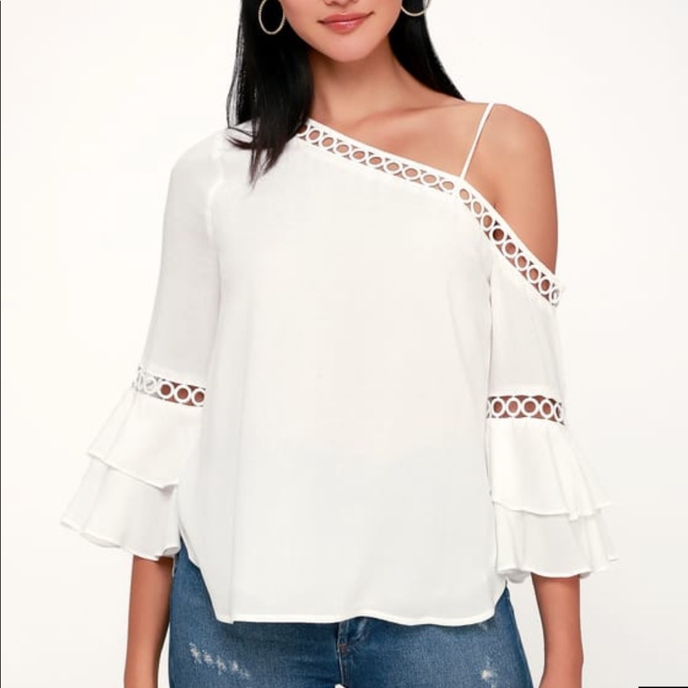 Lulu’s Essue white one shoulder top